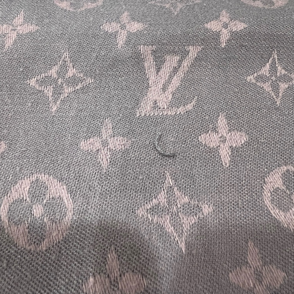 Louis Vuitton monogram shawl in soft grey and blush pink tones - Picture 14 of 15